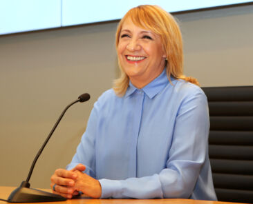 Blanca Portillo delante de un micrófono en rueda de prensa