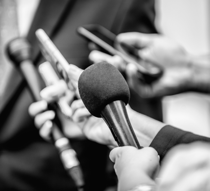 Periodistas sosteniendo micrófonos en una entrevista